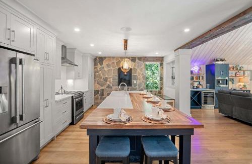 Dennis House | Luxurious Escape Pool Hot Tub Game Room