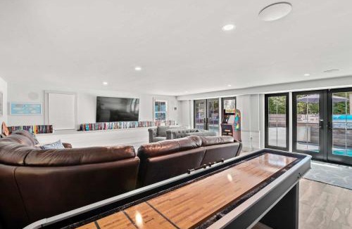 Dennis House | Luxurious Escape Pool Hot Tub Game Room