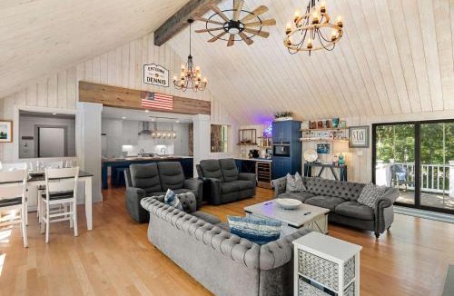 Dennis House | Luxurious Escape Pool Hot Tub Game Room