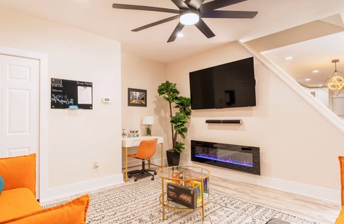 Orange House | Luxurious Master BR suite w/Hot tub, Pool table ,Parking & perfect for long stay