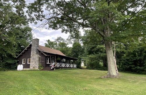 Town of Copake Cabin | Luxurious & Modern 3 BR 1.5 Bath Log Cabin