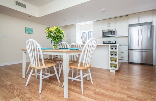 Yachting Village Condo | Luxurious Newport Haven with Private Deck & Stunning Water Viewsnn