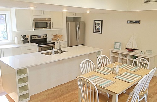 Yachting Village Condo | Luxurious Newport Haven with Private Deck & Stunning Water Viewsnn