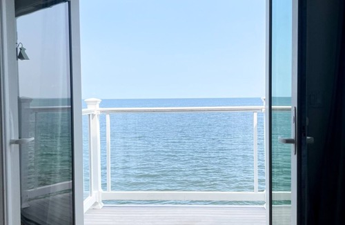 Milford House | Luxurious Oceanfront Escape With Hot Tub
