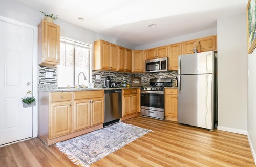Bridgeport House | Luxurious & peaceful home, perfect location! 5 min from everything.