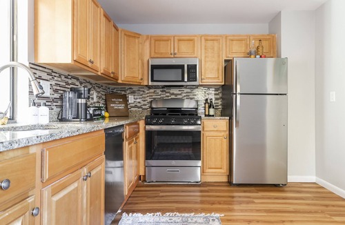Bridgeport House | Luxurious & peaceful home, perfect location! 5 min from everything.