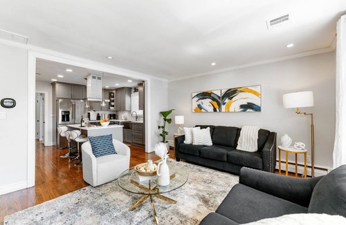 Maplewood Apartment | Luxurious Suburban 3BR Oasis
