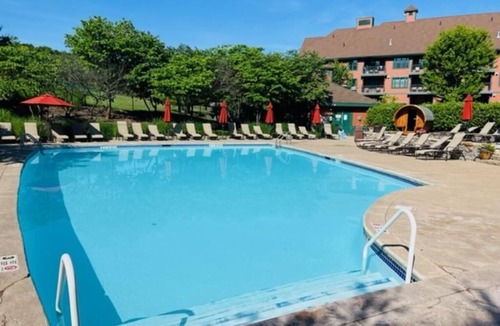 Vernon Condo | Luxurious updated 1BR Mtn-Front Condo w/Deck & Fireplace