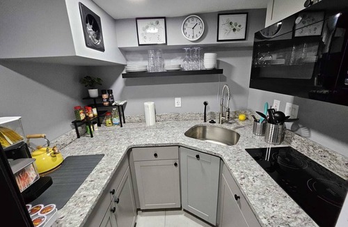 Upper Darby Apartment | Luxury 2 BR Apt Near Philly & Airport. Free Parking.