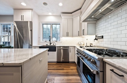 Bartlett House | Luxury 2 King Suites - Storyland - Hike - Hot Tub - Chef Kitchen -Sleeps 12
