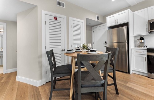 Prospect Hill Apartment | Luxury 2bd/2ba near Cabmridge h9c3