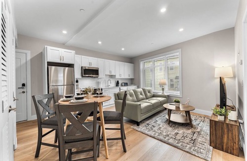Prospect Hill Apartment | Luxury 2bd/2ba near Cabmridge 8s89