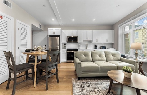 Prospect Hill Apartment | Luxury 2bd/2ba near Cabmridge 8s89