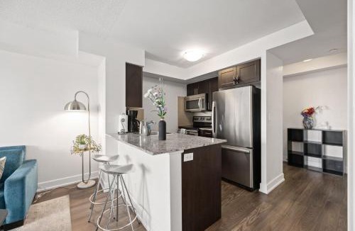Etobicoke Apartment | Luxury 2BDR Condo w pool, hot tub, sauna & 10m from Airport