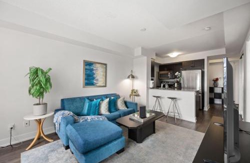 Etobicoke Apartment | Luxury 2BDR Condo w pool, hot tub, sauna & 10m from Airport