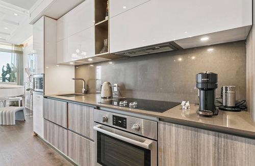 Summerhill Apartment | Luxury 2bed3bath Condo in Yorkville | Gym |Parking