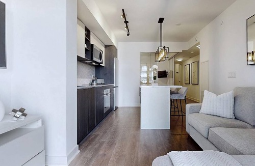 The Queensway Apartment | Luxury 2BR+Den Getaway and Free Parking Near Airport