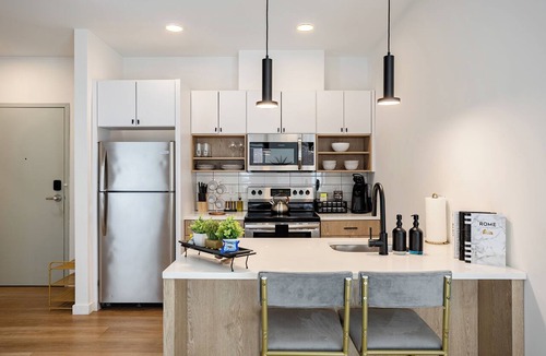 Dwight Apartment | Luxury 2BR New Haven Apt Near Yale w/Rooftop, Gym & Parking