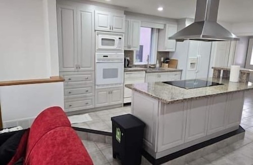 Lakeview House | Luxury 3BR 3BA Family Home, Walk to Lake, Toronto