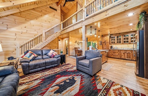 Austinburg Cabin | Luxury 3BR Authentic Log Cabin Retreat w/Hot Tub-Near Wineries, GOTL & Spire