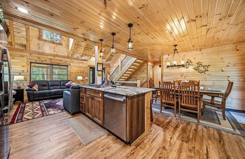 Austinburg Cabin | Luxury 3BR Authentic Log Cabin Retreat w/Hot Tub-Near Wineries, GOTL & Spire