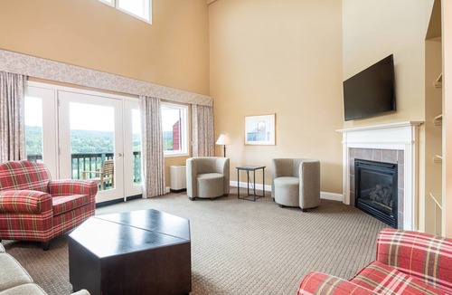 West Dover Condo | Luxury 3BR Penthouse | Sauna + Fireplace