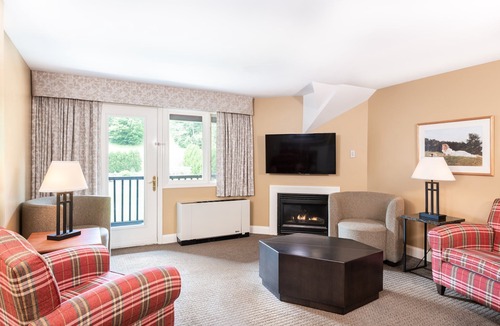 West Dover Condo | Luxury 3BR Penthouse | Sauna + Fireplace