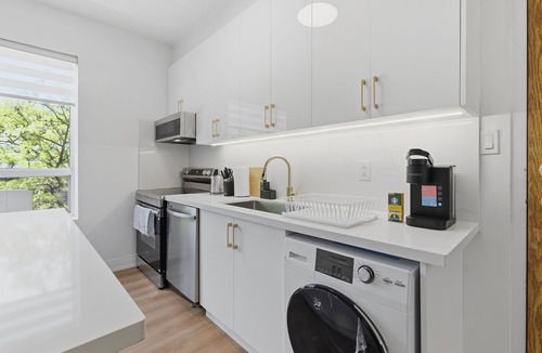 Parkdale Apartment | Luxury 4BR 2Bath Apartment in Downtown Toronto