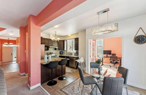 Ottawa Division House | Luxury 4BR Home, Sleeps 10, Private & Near Shops in Ottawa