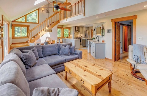 Campton House | Luxury 4BR Ski Retreat, Fireplace, Fire Pit, Mtn Views
