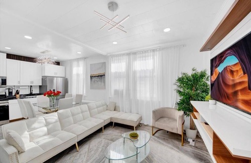 Southeast Yonkers House | Luxury 4BR Sleeps 16 Free Parking Walk to Train Near NYC