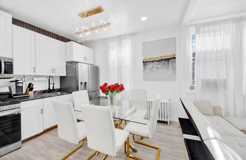 Southeast Yonkers House | Luxury 4BR Sleeps 16 Free Parking Walk to Train Near NYC