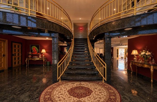 Queens House | Luxury 5 Bedroom Design Estate in Queens, NYC - A World Behind the Gates
