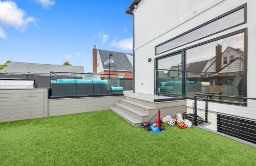 North Valley Stream House | Luxury 5BR Smart Home Near JFK with Gym, Theater & BBQ