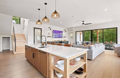 Mount Sunapee House | Luxury 6 Bed House with Hot Tub, Sauna, Gym & Game Room