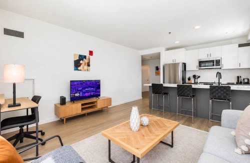 East Cambridge Apartment | Luxury Apt | Terrace with Grills & Lounge