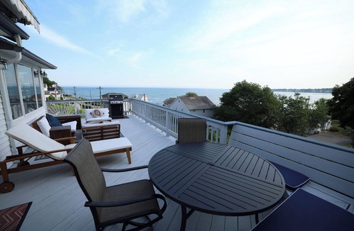 Niantic House | Luxury Beach House in Giants Neck Beach - Perfect for Large Families!