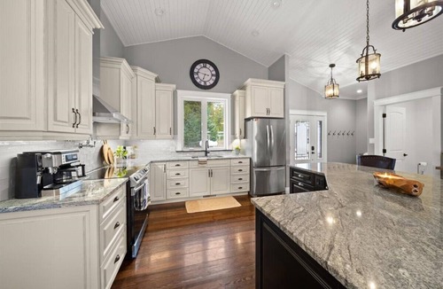 Westmeath House | Luxury Beachfront Cottage w Hot tub, Sauna & Bar