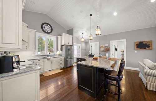 Westmeath House | Luxury Beachfront Cottage w Hot tub, Sauna & Bar