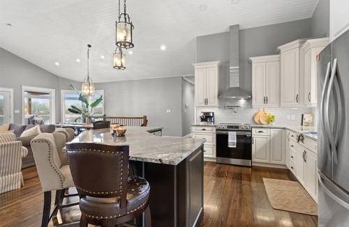 Westmeath House | Luxury Beachfront Cottage w Hot tub, Sauna & Bar