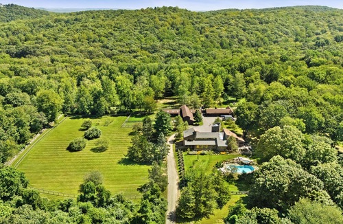 Mount Kisco House | Luxury Bedford Estate w/Pool & Spa