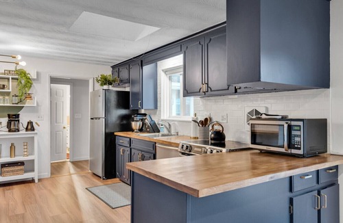 Framingham House | Luxury Boston Ranch –Sleeps 8|Pet+|Heated pool