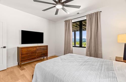 Campton Villa | Luxury Brand New Villa Skiing Hot Tub Movie Theater