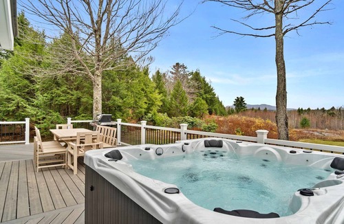 New London House | Luxury Chalet with Pool | Near Mt. Sunapee