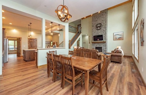 Waterfront Greens House | Luxury Deep Creek Lake House w/Pool & Theater