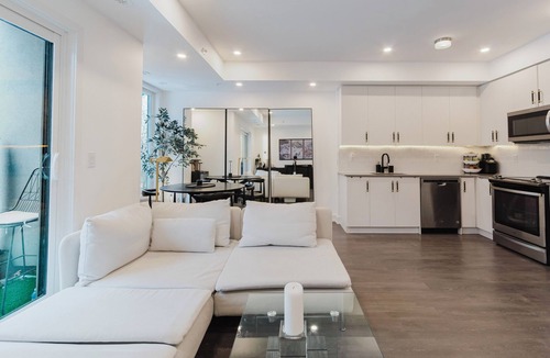 Erin Mills House | Luxury Elegant Full house Escape (Premium Comfort)