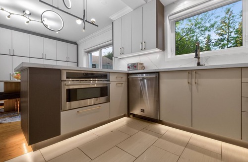 Etobicoke House | Luxury Executive Home Near Airport & Downtown