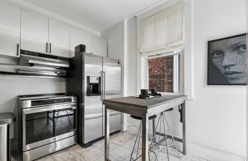 Summerhill House | Luxury Home 3bed2bath | Yorkville Parking | Sauna| Gym