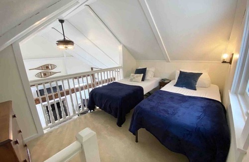 West Dover Resort | Luxury King Cottage, 2 twin beds in loft, fireplace, private entrance