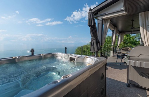Port Dalhousie House | LUXURY LAKEFRONT HOME WITH PRIVATE BACKYARD BEACH & SPECTACULAR VIEW